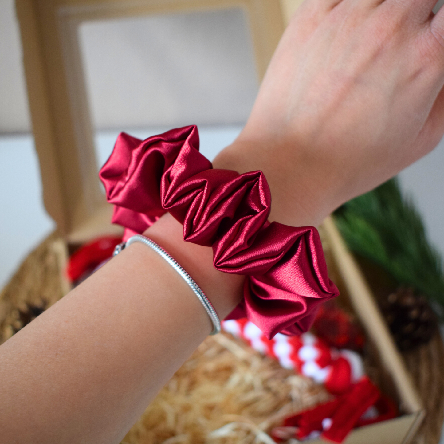 Dárkový box pro pejskaře / Saténová Scrunchie + Hračka + Klíčenka