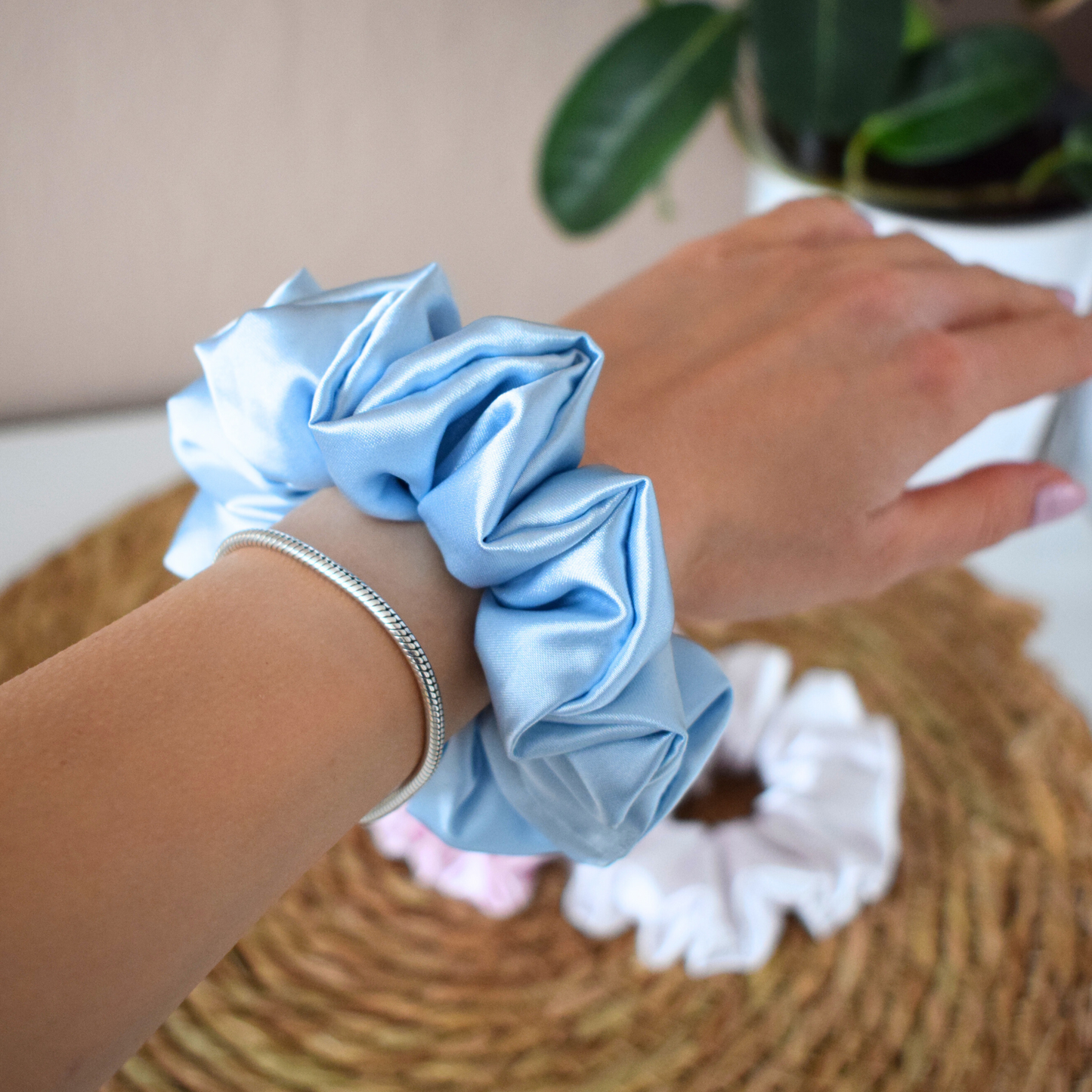 Saténová Scrunchie - Icy Blue