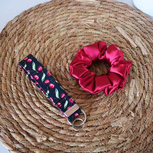 Set - Klíčenka Roses + Saténová Scrunchie Wine